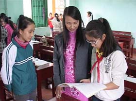 Cô giáo Hà Thị Ngót hướng dẫn học sinh lớp 9 ôn tập bài sau giờ học.